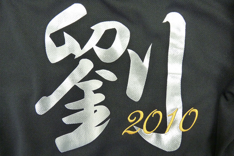オリジナルTシャツシルクプリント（オプションカラー：銀　×　刺繍加工）pic19-01