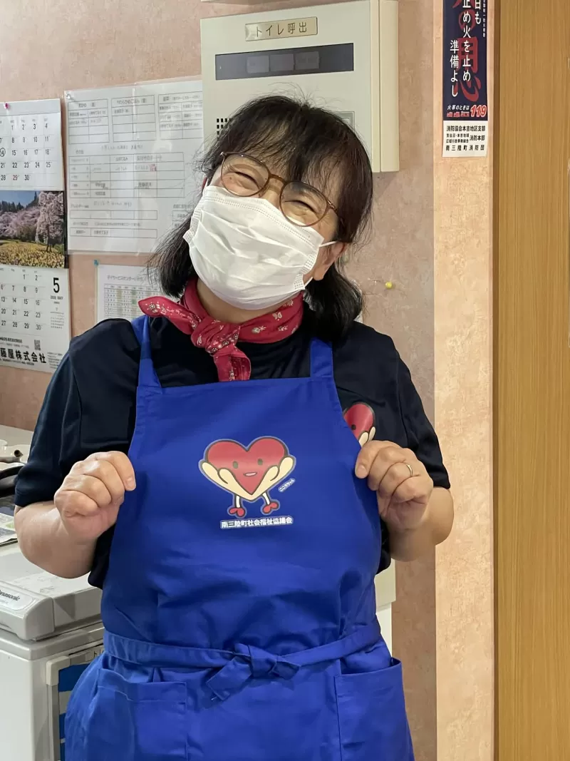 介護職員用お揃いオリジナルエプロン(青)<br />
学生とのワークショップ等で活用(黄)