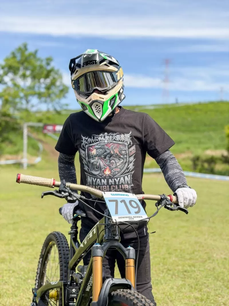 マウンテンバイクのダウンヒルやエンデューロでレースウェアとして