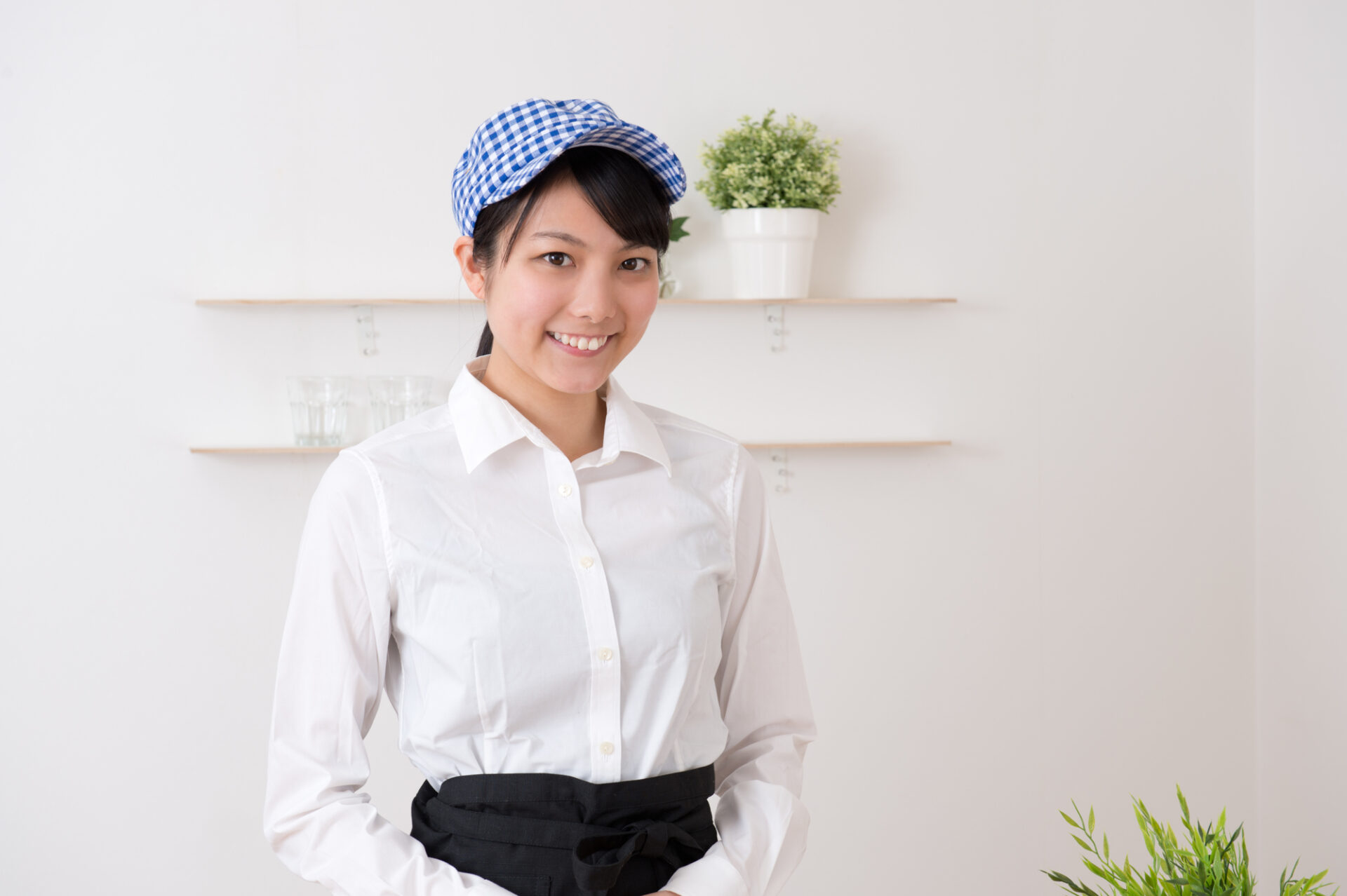 制服を着る女性