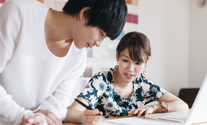 ロゴの打合せをする様子