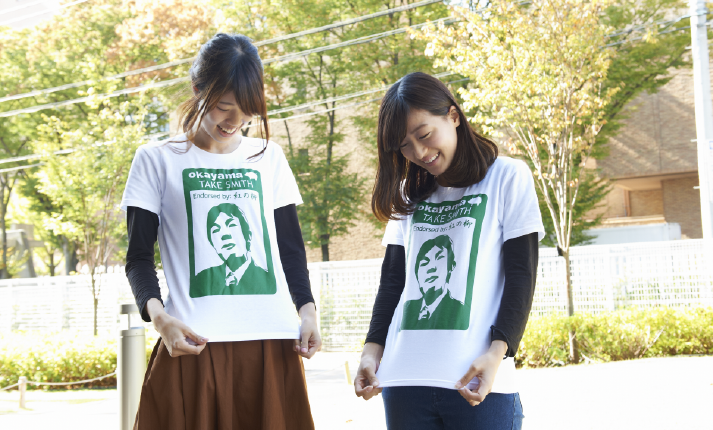 オリジナルTシャツを着る女子学生たち