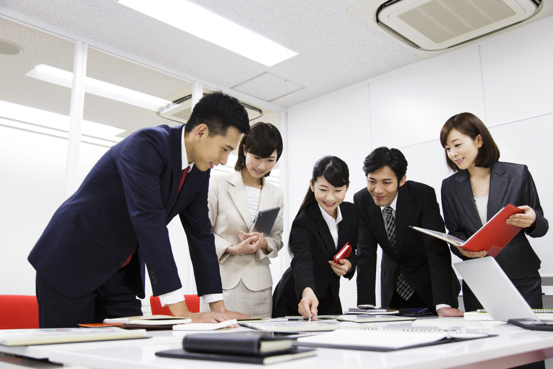 コミュニケーションをとりながら仕事を進める社員たち