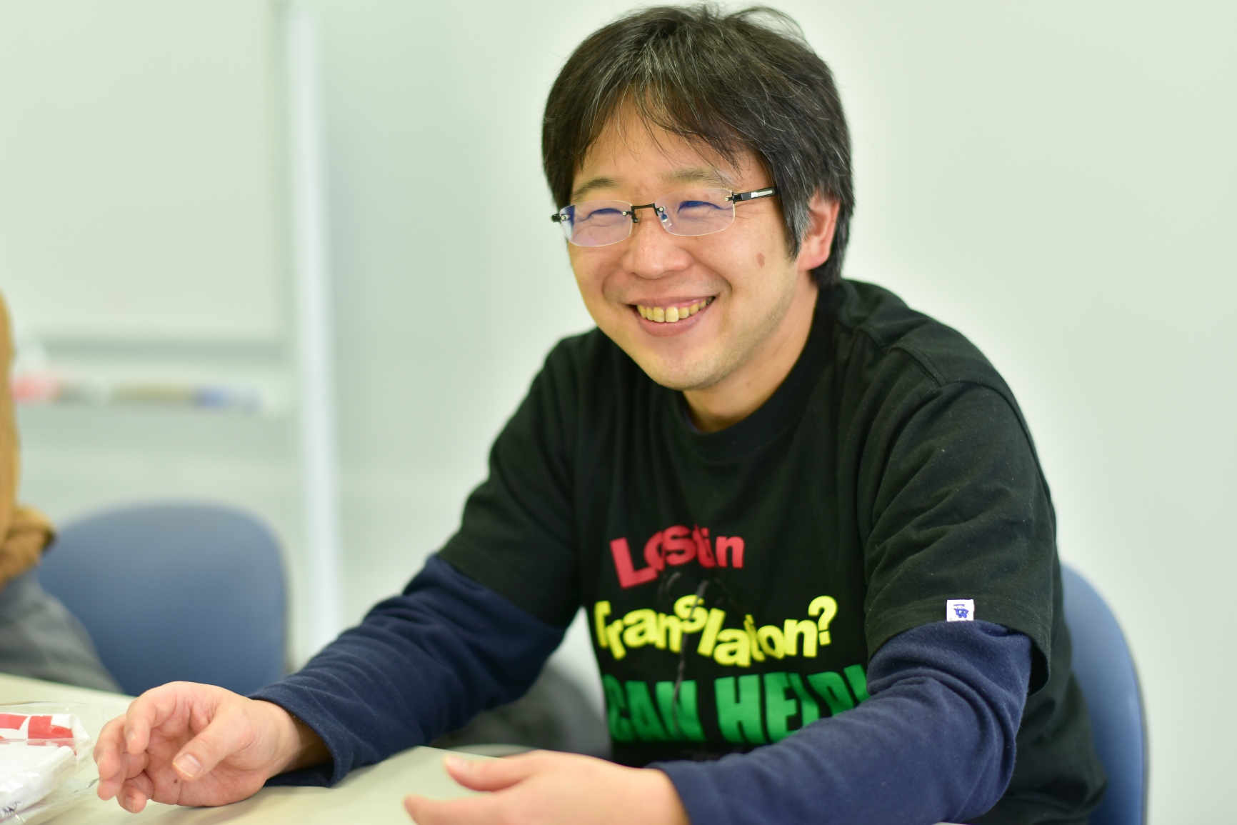 オリジナルTシャツを着た田中俊弘教授