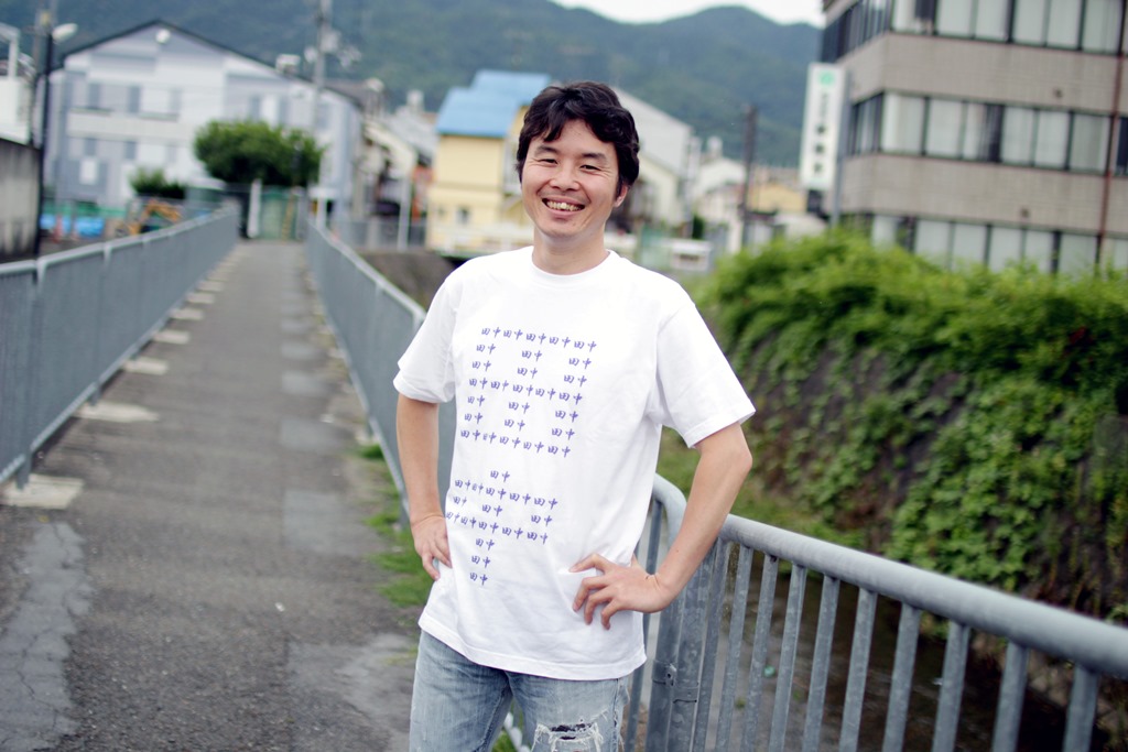 田中で作られたオリジナルTシャツを着た田中英哉さん