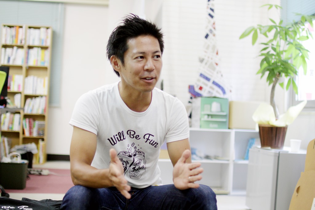 オリジナルTシャツを着た篠田厚志さん