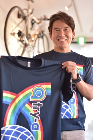 オリジナルTシャツを持つ松山アヤトさん