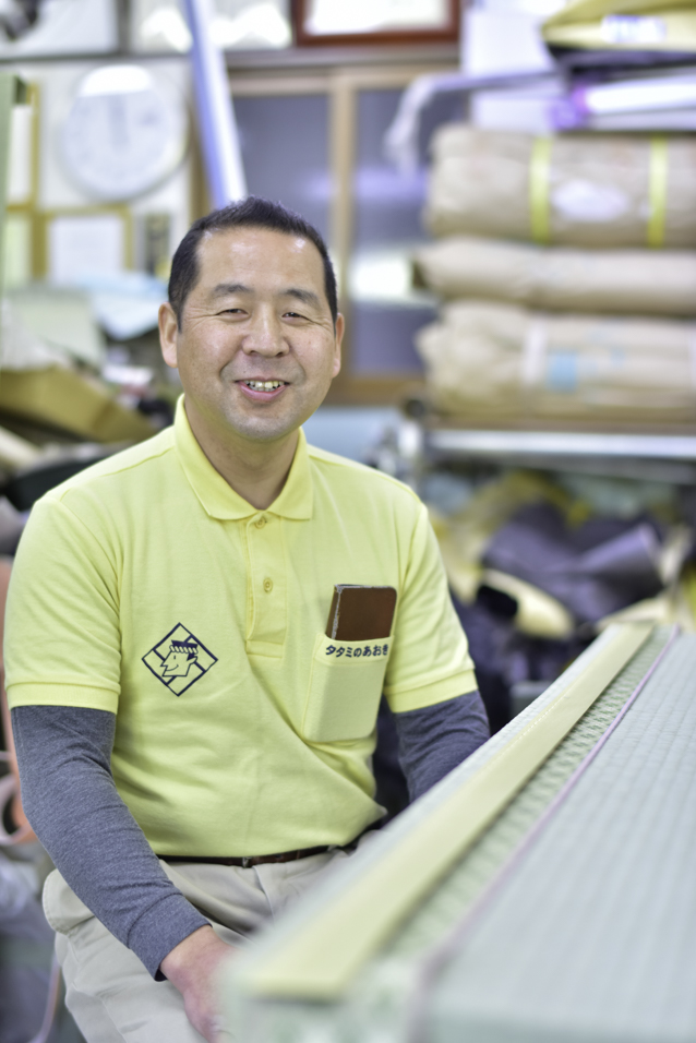 オリジナルTシャツを着た青木信男さん