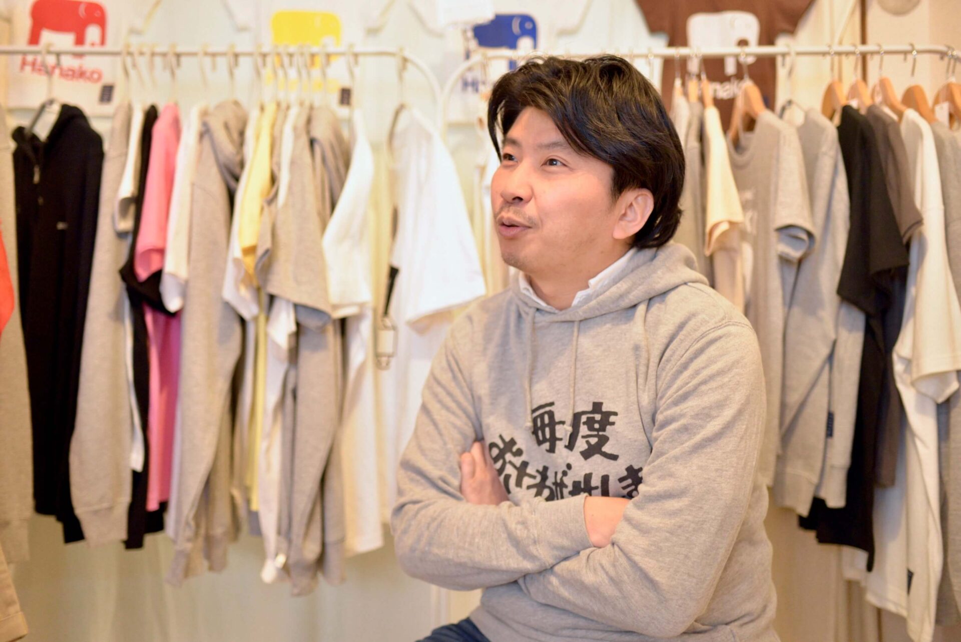 毎度おさわがせします パーカー で話題に デザインで世相を 着る オリジナルtシャツ ジジ 時事 デザイナーの葛藤 P1 Connect