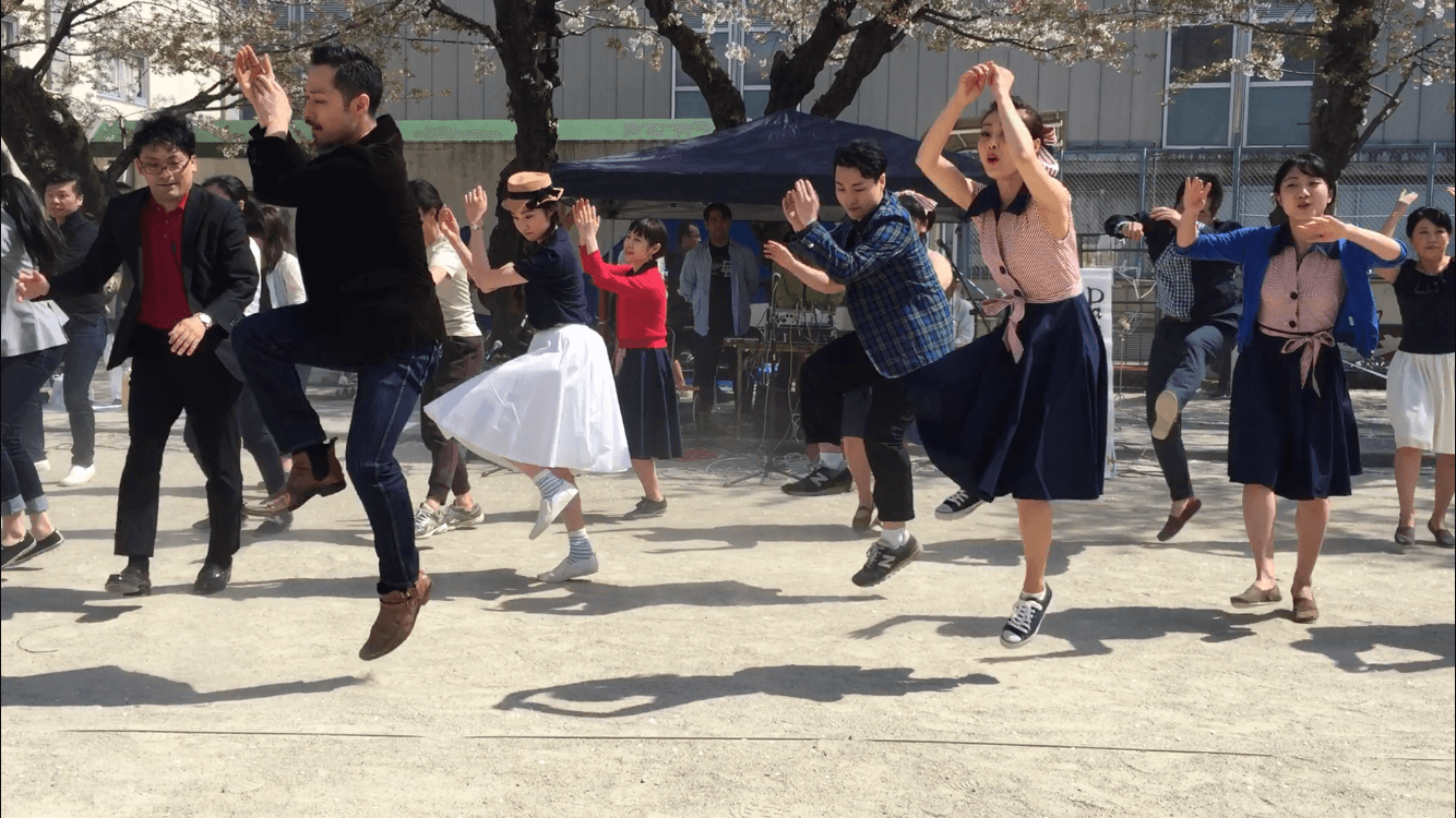 公園で踊る様子