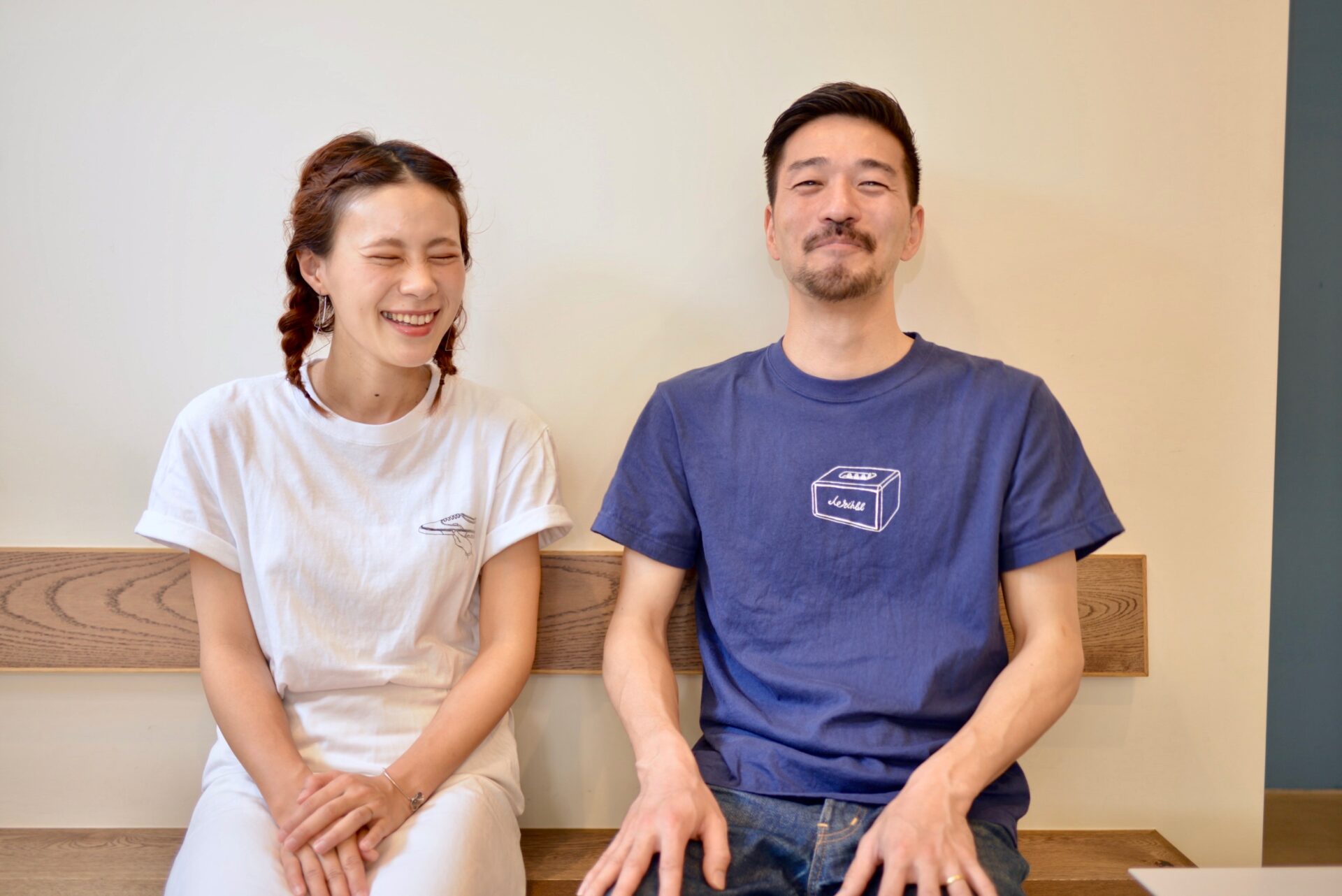 レットイットビーコーヒーのオリジナルTシャツを着たご夫婦