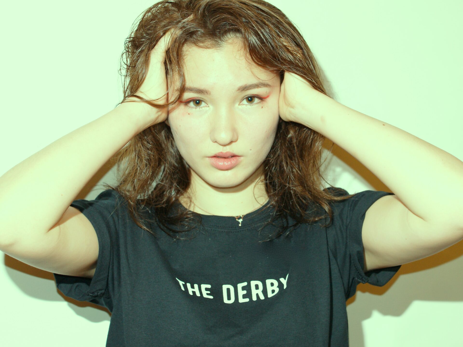 THE　DERBYのオリジナルＴシャツを着た女性モデル