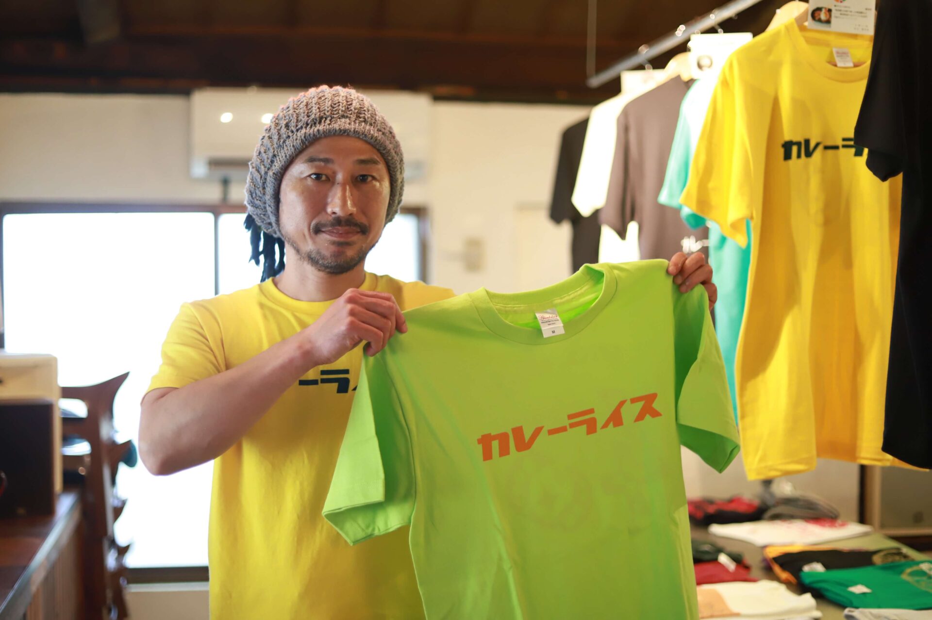 オリジナルTシャツを持つよっさん