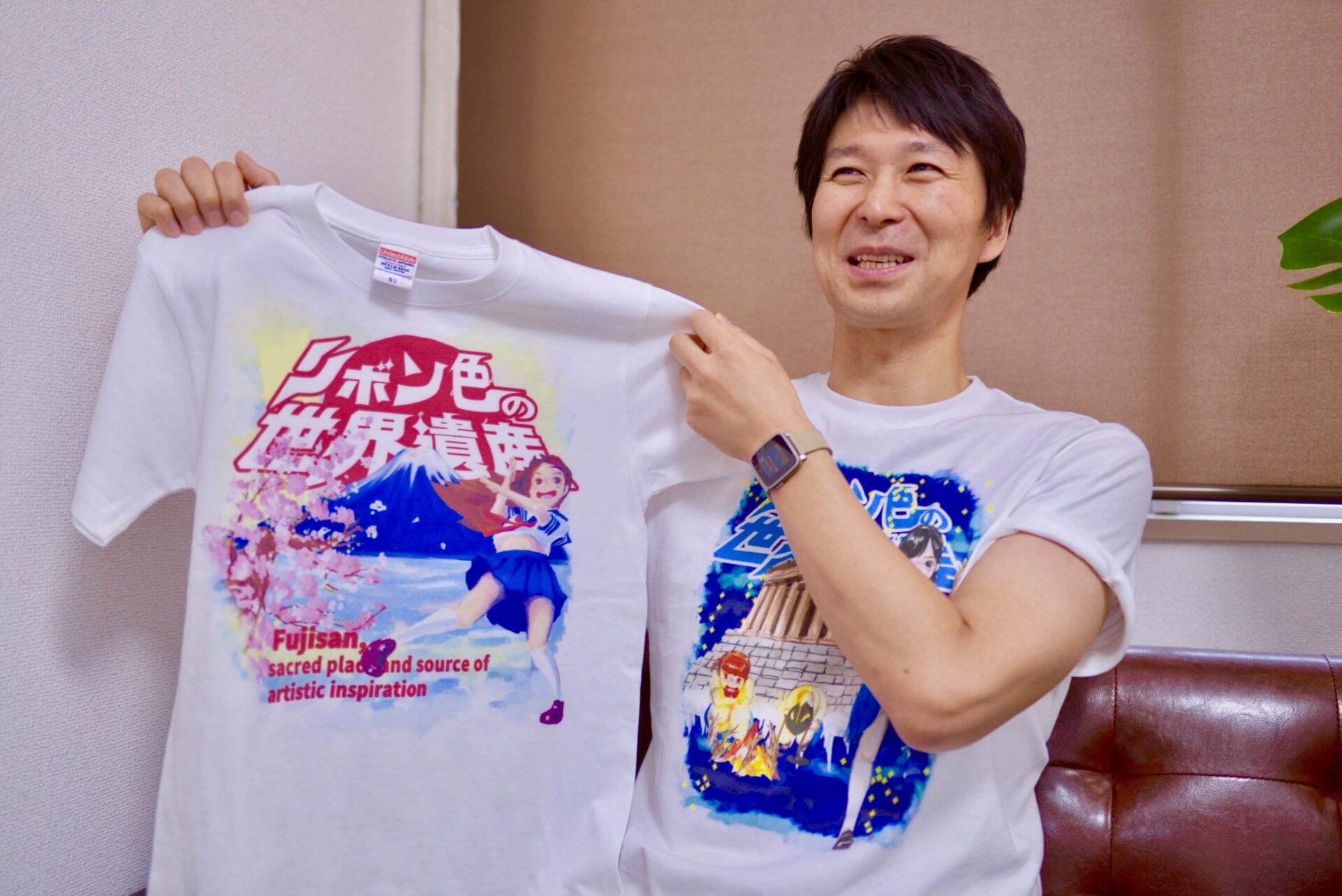 オリジナルTシャツを紹介するクマタローさん