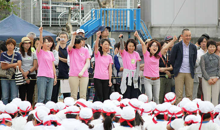 小学校でイベントを行うくさつ未来プロジェクト