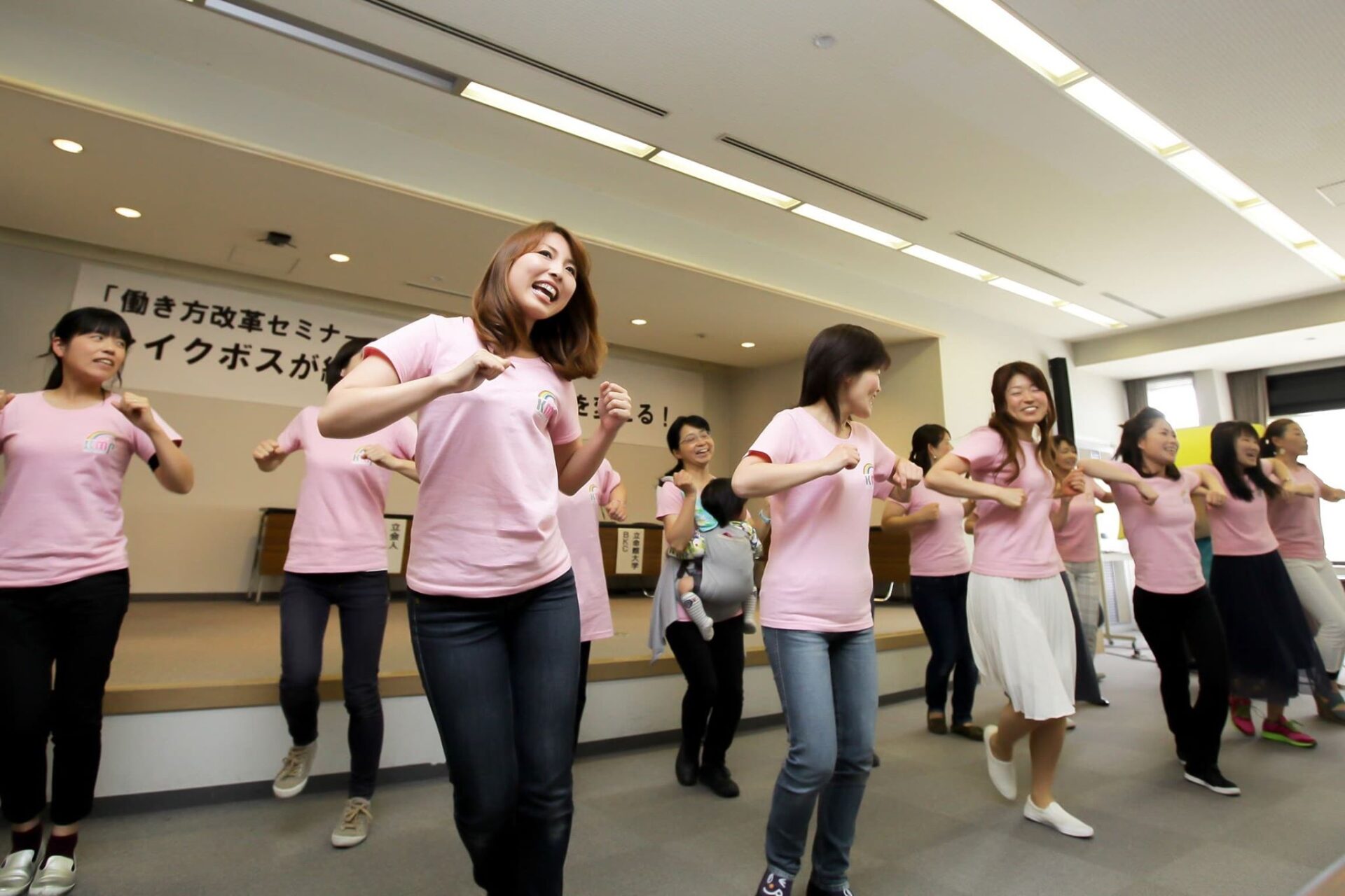 オリジナルTシャツを着て踊るくさつ未来プロジェクトの皆さん