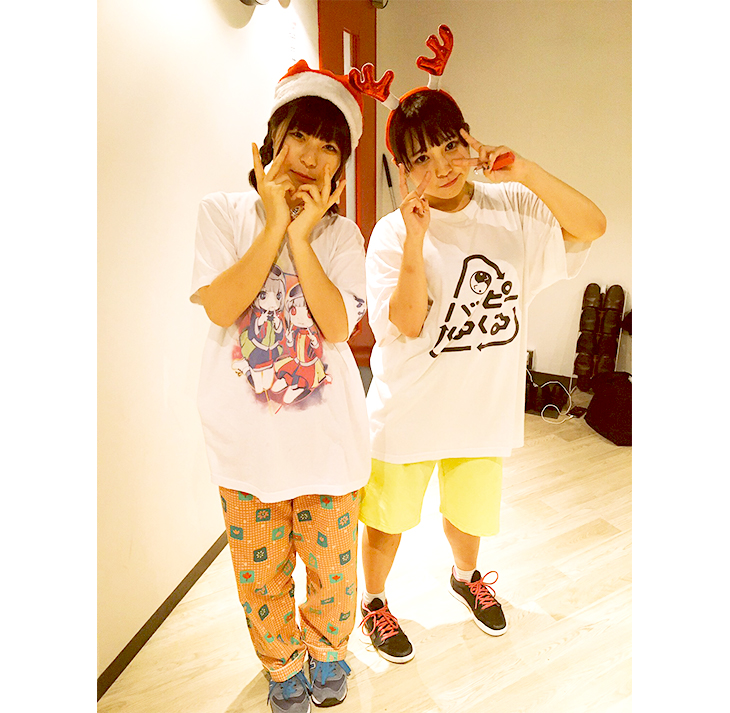 オリジナルTシャツを着るアイドル2人組