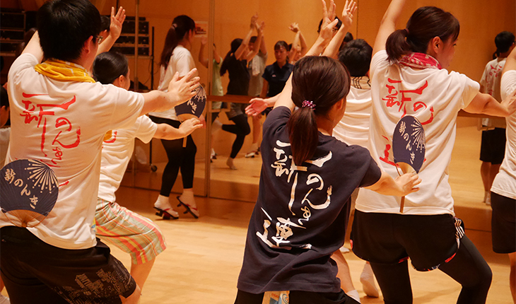 オリジナルTシャツを着た東京新のんき連