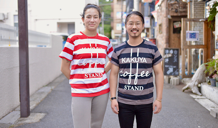 オリジナルTシャツを着た格也さんとアナさん