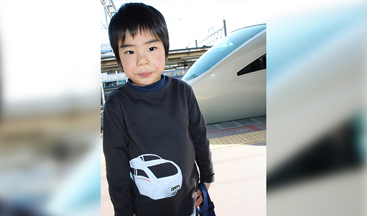 オリジナルTシャツを着るチャンミイさんの甥っ子