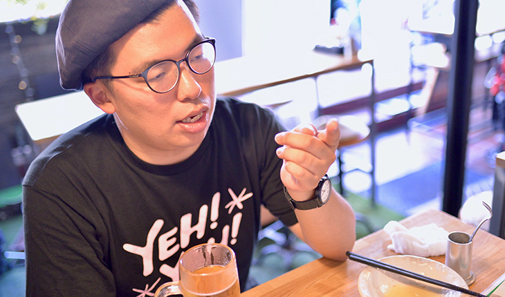 オリジナルTシャツを着たモッチェ永井さん