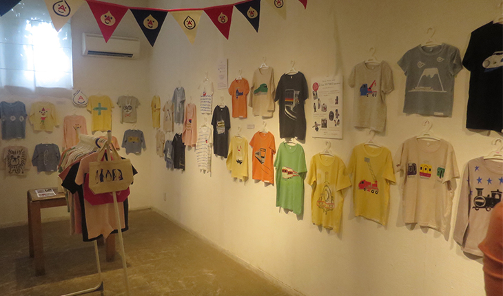 オリジナルTシャツが飾られた店内