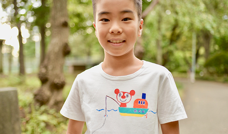 オリジナルTシャツを着た子ども